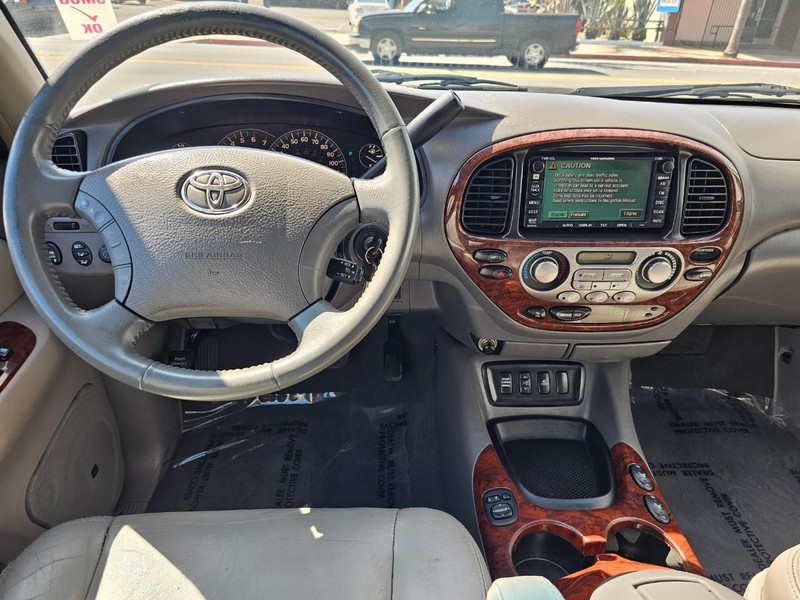 Toyota Sequoia Vehicle Full-screen Gallery Image 27