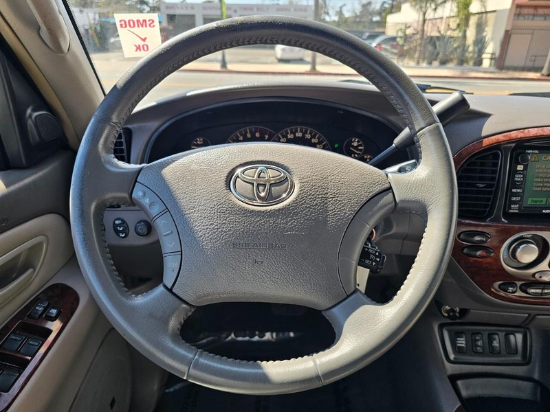 Toyota Sequoia Vehicle Full-screen Gallery Image 28