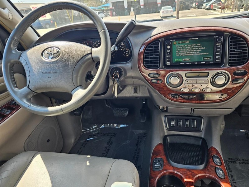 Toyota Sequoia Vehicle Full-screen Gallery Image 29