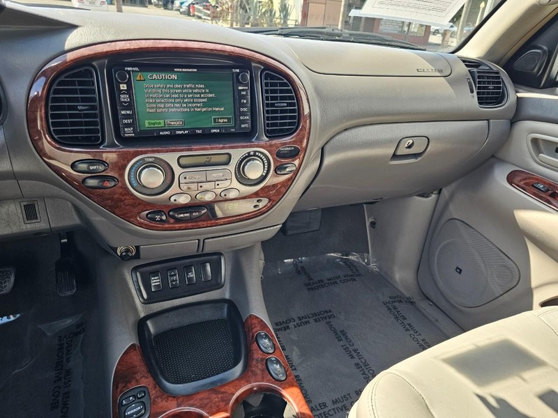 Toyota Sequoia Vehicle Full-screen Gallery Image 30