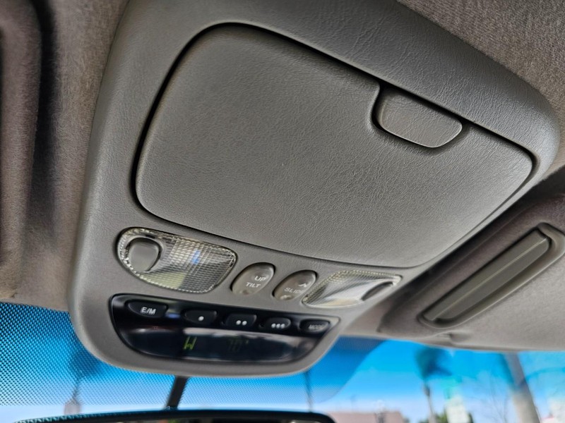 Toyota Sequoia Vehicle Full-screen Gallery Image 31