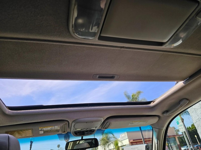 Toyota Sequoia Vehicle Full-screen Gallery Image 32