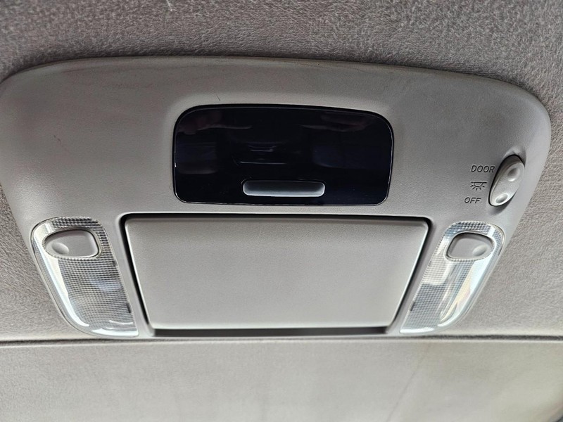 Toyota Sequoia Vehicle Full-screen Gallery Image 33