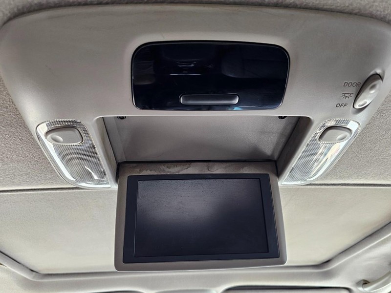 Toyota Sequoia Vehicle Full-screen Gallery Image 34