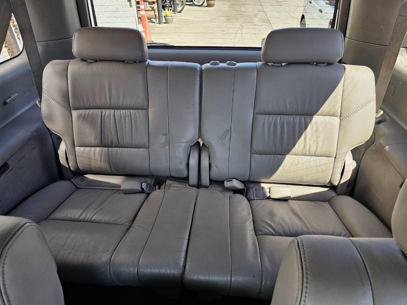 Toyota Sequoia Vehicle Full-screen Gallery Image 37