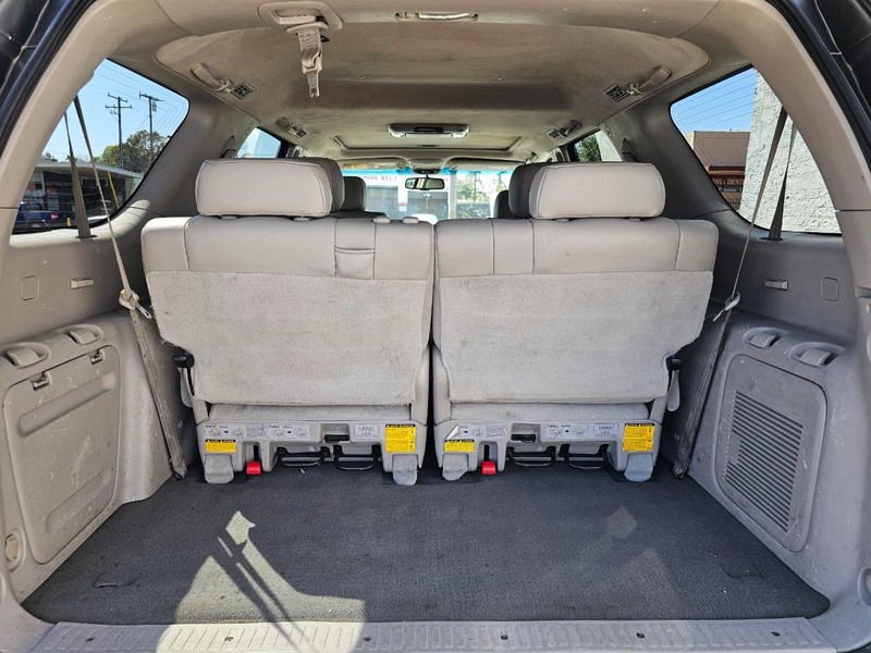 Toyota Sequoia Vehicle Full-screen Gallery Image 39