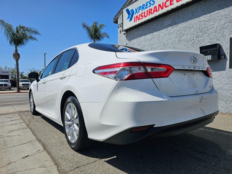 Toyota Camry Vehicle Full-screen Gallery Image 3