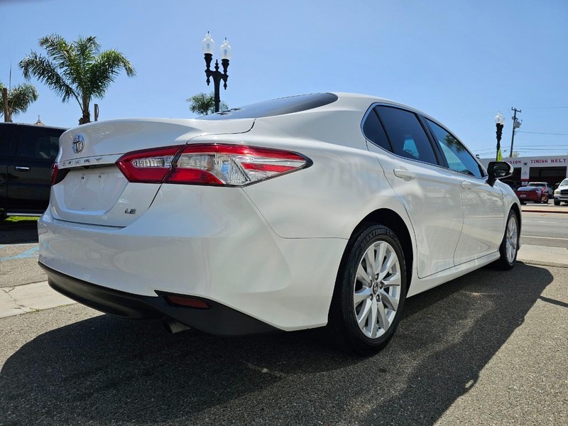 Toyota Camry Vehicle Full-screen Gallery Image 5