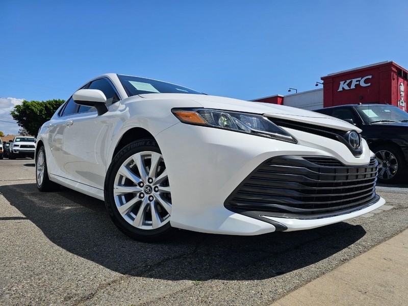 Toyota Camry Vehicle Full-screen Gallery Image 6