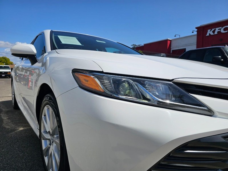 Toyota Camry Vehicle Full-screen Gallery Image 8