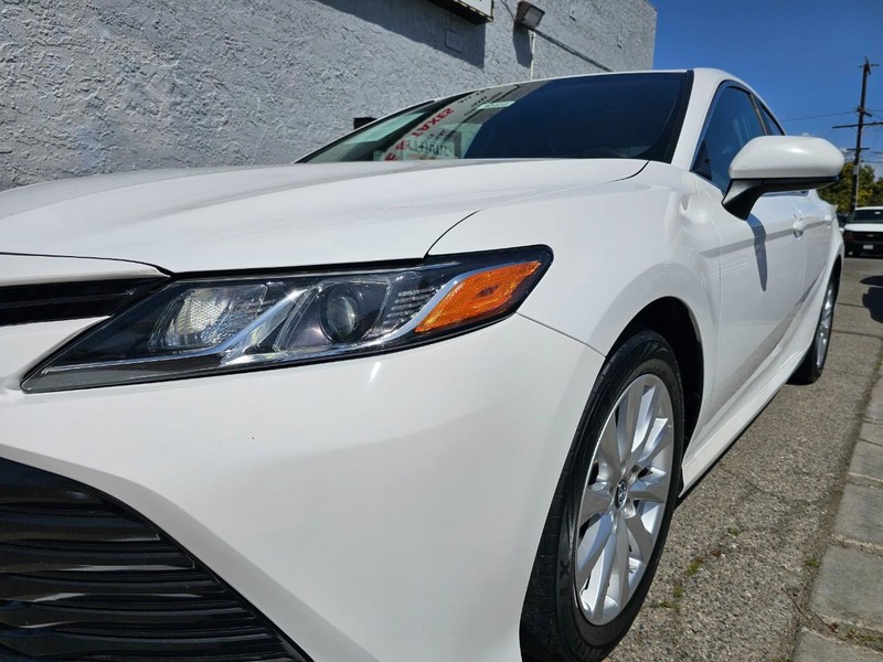 Toyota Camry Vehicle Full-screen Gallery Image 9