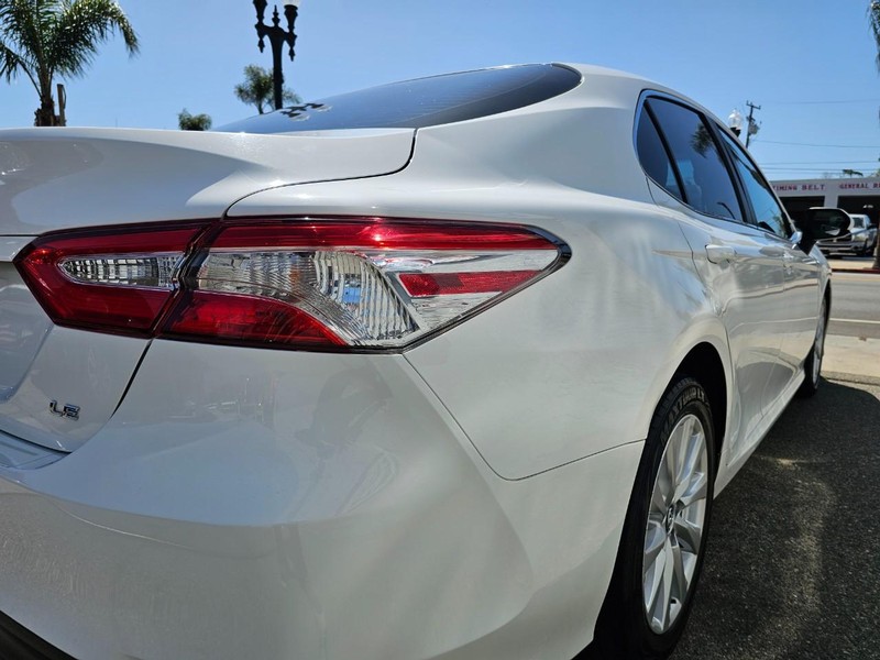 Toyota Camry Vehicle Full-screen Gallery Image 11