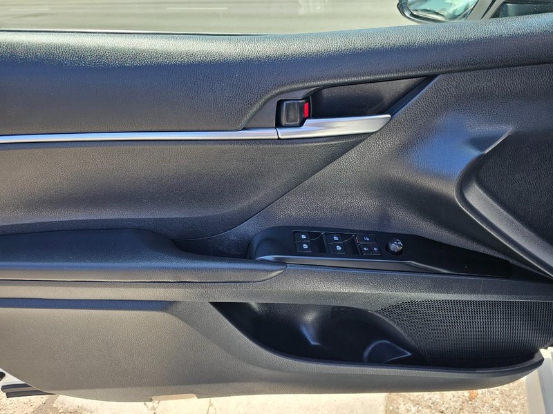 Toyota Camry Vehicle Full-screen Gallery Image 13