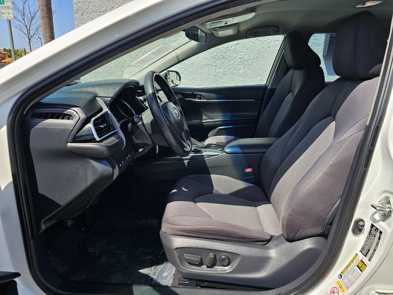 Toyota Camry Vehicle Full-screen Gallery Image 14