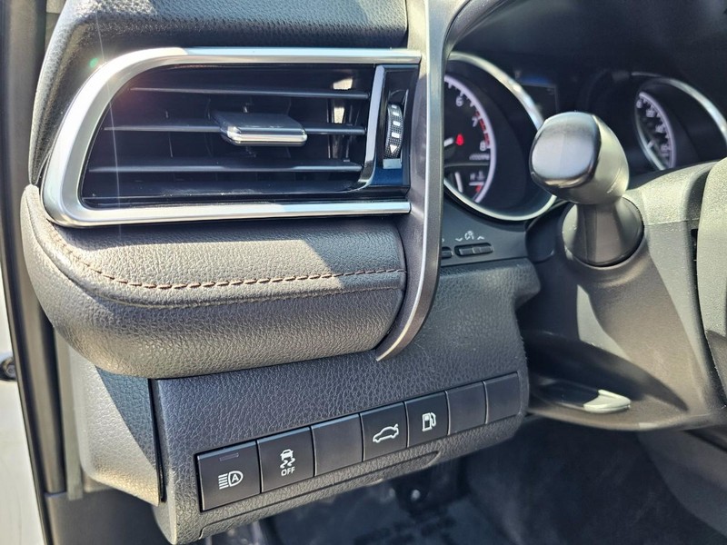 Toyota Camry Vehicle Full-screen Gallery Image 15