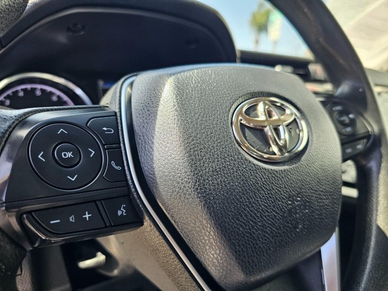 Toyota Camry Vehicle Full-screen Gallery Image 16