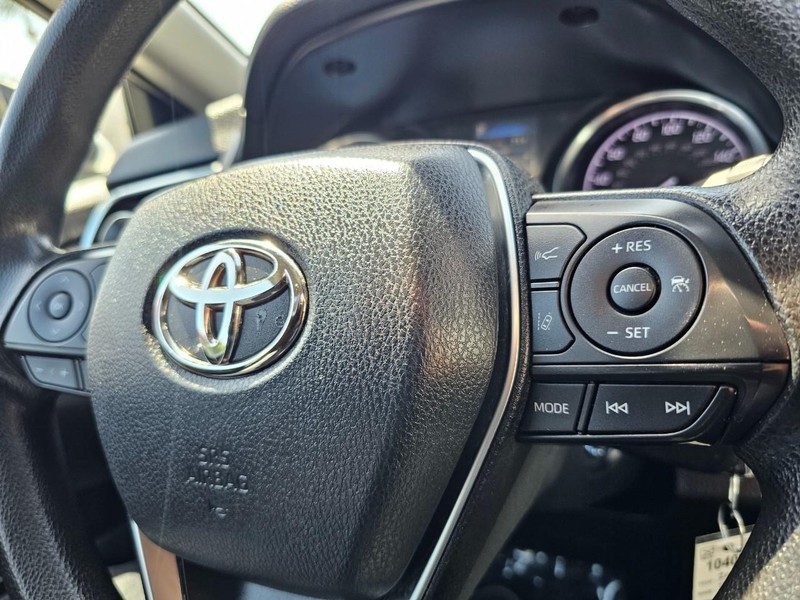 Toyota Camry Vehicle Full-screen Gallery Image 17