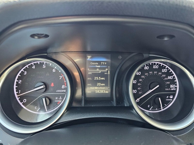 Toyota Camry Vehicle Full-screen Gallery Image 18
