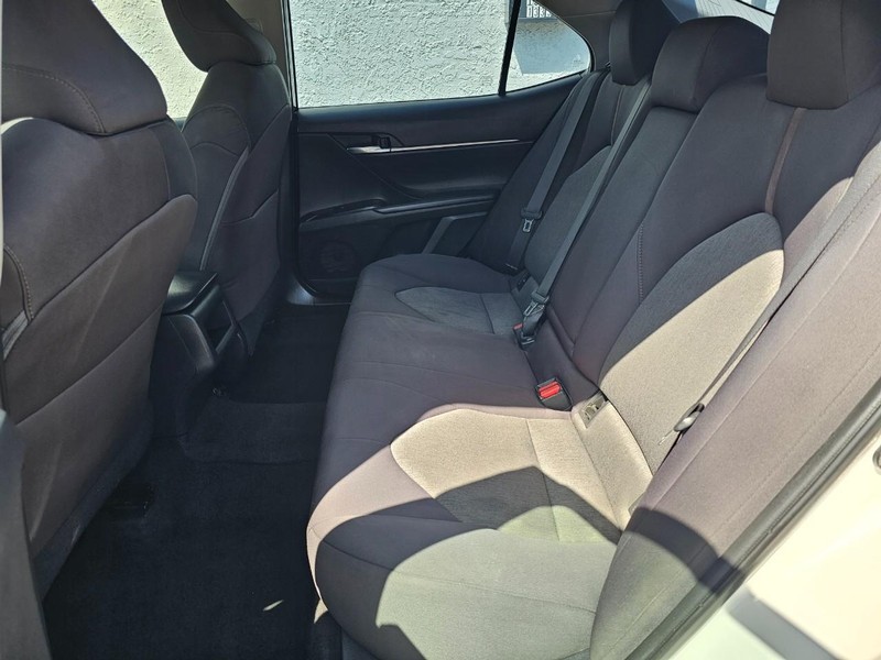 Toyota Camry Vehicle Full-screen Gallery Image 19