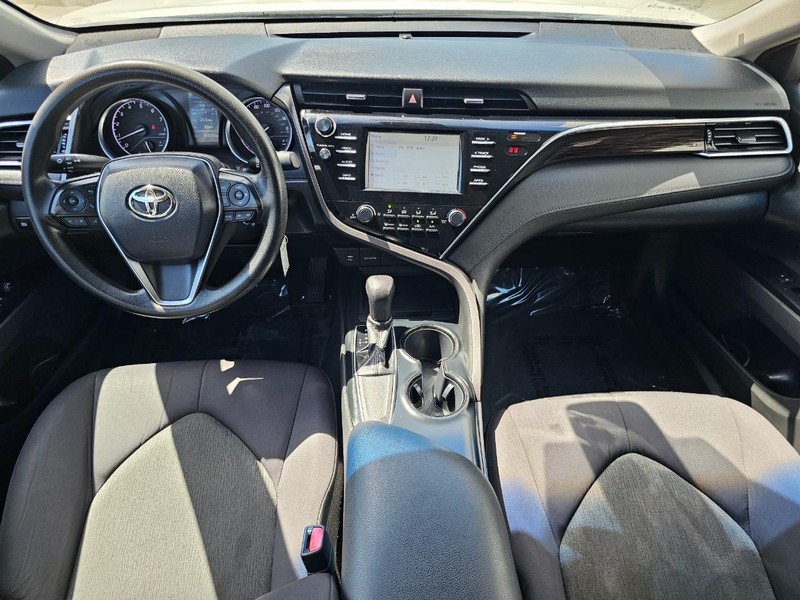 Toyota Camry Vehicle Full-screen Gallery Image 20