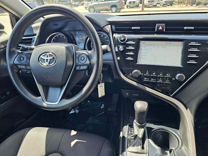 Toyota Camry Vehicle Full-screen Gallery Image 21