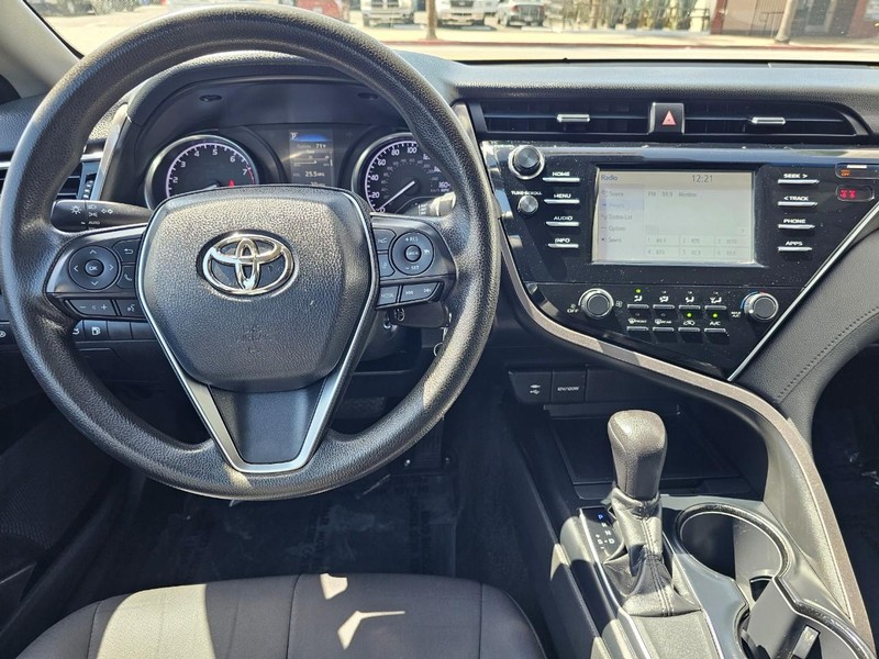Toyota Camry Vehicle Full-screen Gallery Image 23