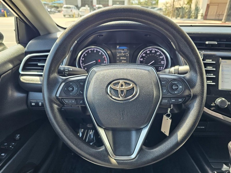 Toyota Camry Vehicle Full-screen Gallery Image 24