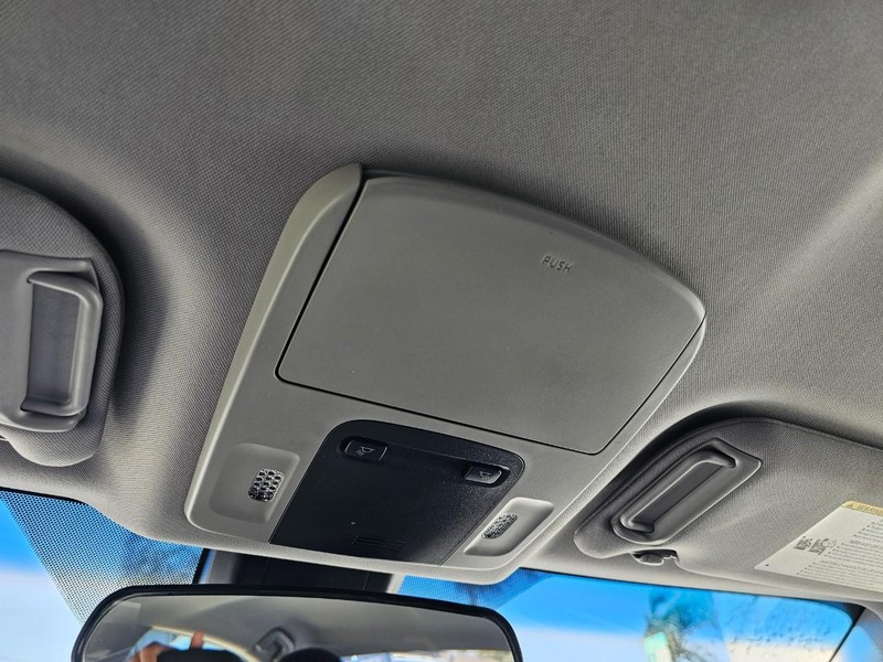 Toyota Camry Vehicle Full-screen Gallery Image 27