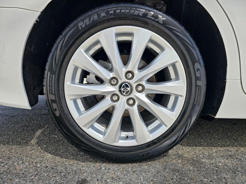 Toyota Camry Vehicle Full-screen Gallery Image 29