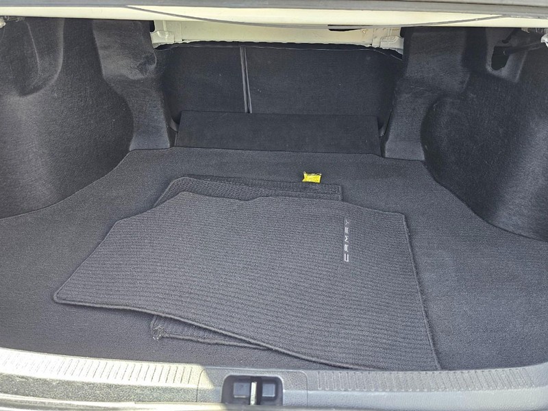 Toyota Camry Vehicle Full-screen Gallery Image 30