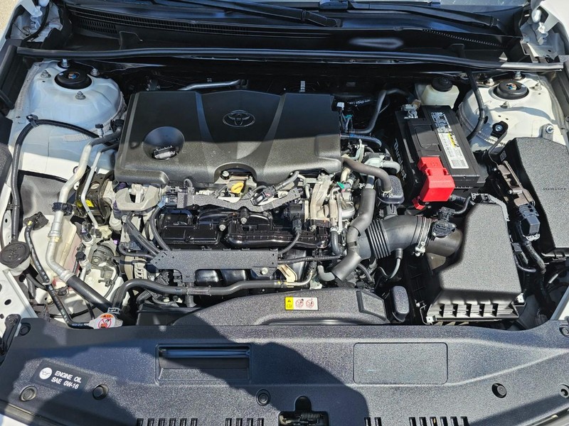 Toyota Camry Vehicle Full-screen Gallery Image 31