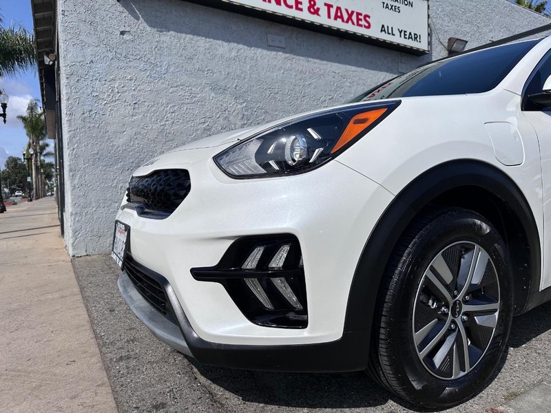 Kia Niro Plug-In Hybrid Vehicle Full-screen Gallery Image 9