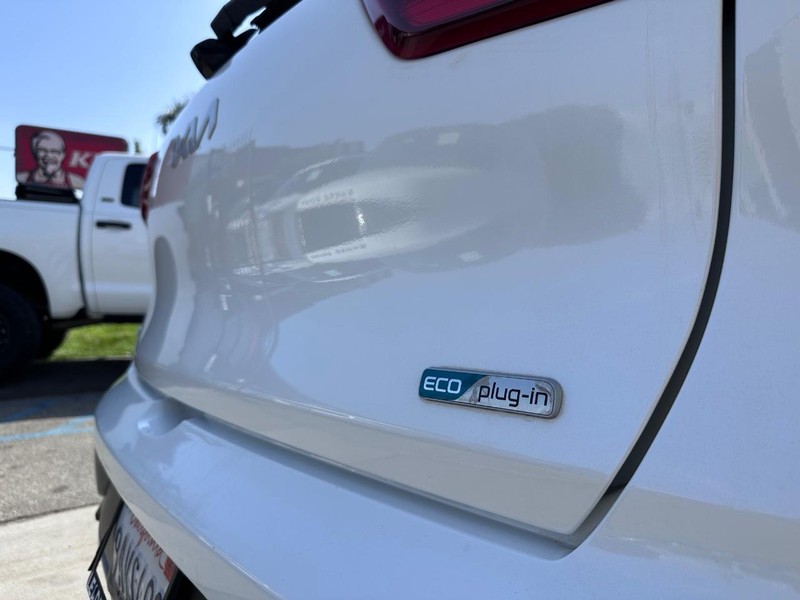 Kia Niro Plug-In Hybrid Vehicle Full-screen Gallery Image 12