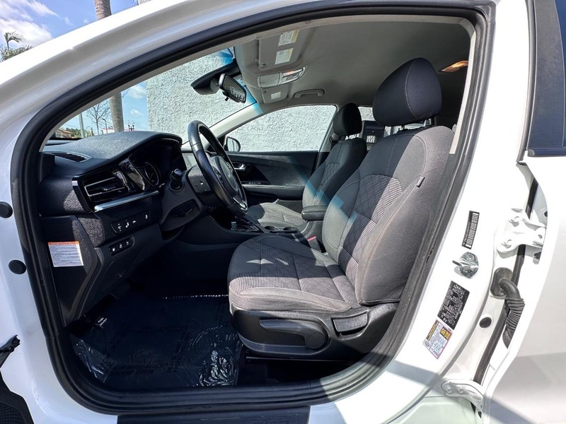 Kia Niro Plug-In Hybrid Vehicle Full-screen Gallery Image 15