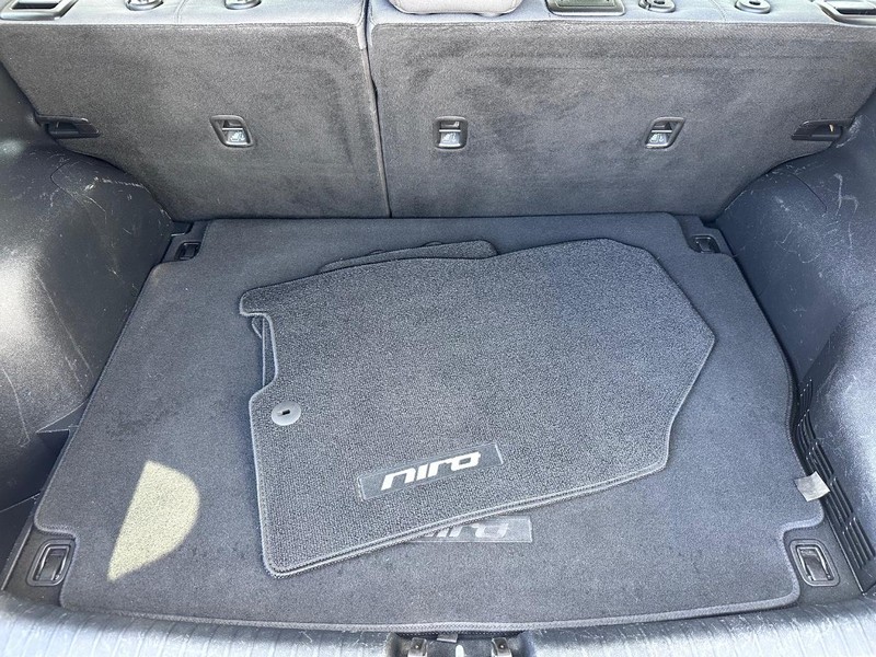 Kia Niro Plug-In Hybrid Vehicle Full-screen Gallery Image 17