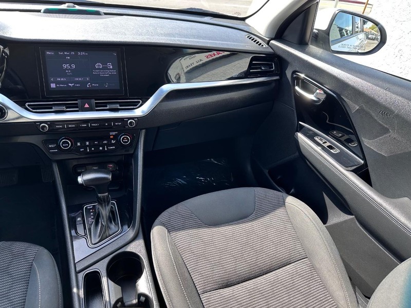 Kia Niro Plug-In Hybrid Vehicle Full-screen Gallery Image 20