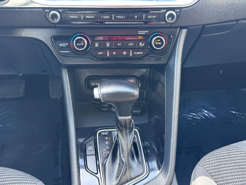 Kia Niro Plug-In Hybrid Vehicle Full-screen Gallery Image 24