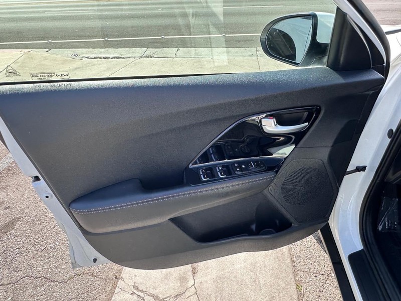 Kia Niro Plug-In Hybrid Vehicle Full-screen Gallery Image 26