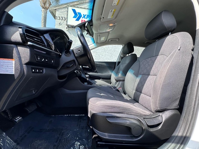 Kia Niro Plug-In Hybrid Vehicle Full-screen Gallery Image 28