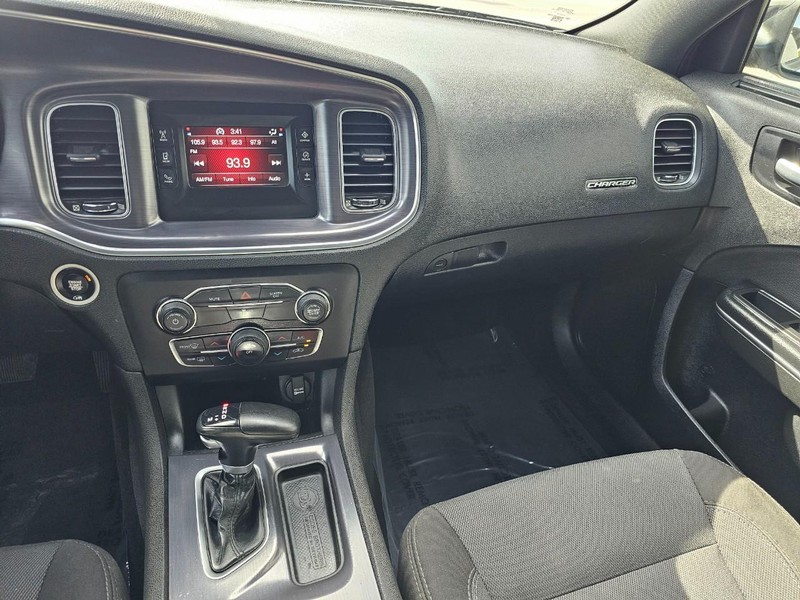 Dodge Charger Vehicle Full-screen Gallery Image 24