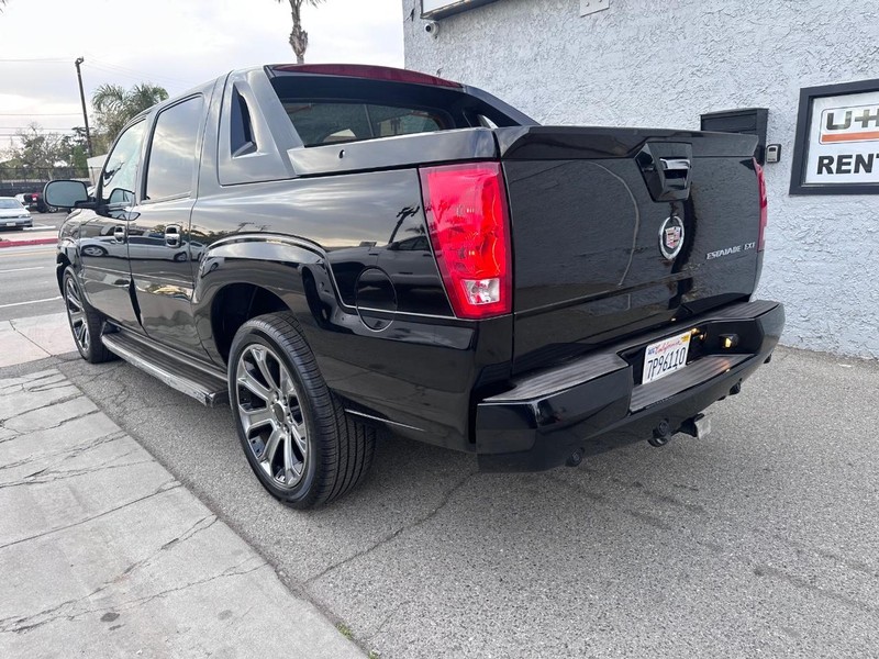 Cadillac Escalade EXT Vehicle Full-screen Gallery Image 3