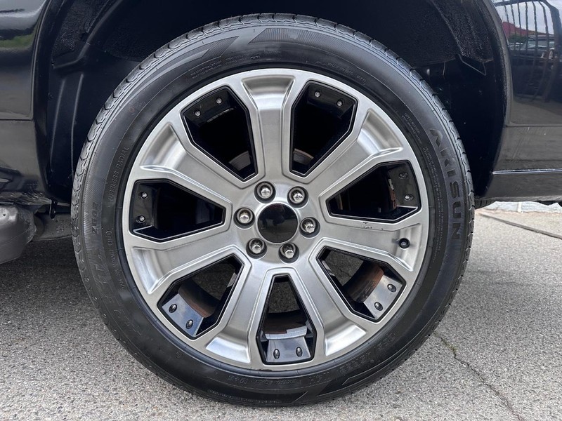 Cadillac Escalade EXT Vehicle Full-screen Gallery Image 10