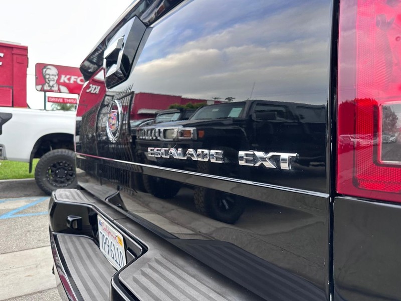 Cadillac Escalade EXT Vehicle Full-screen Gallery Image 11