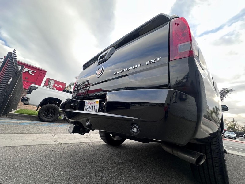 Cadillac Escalade EXT Vehicle Full-screen Gallery Image 12