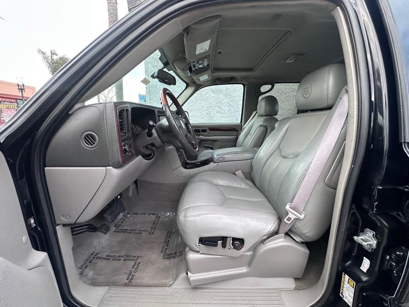 Cadillac Escalade EXT Vehicle Full-screen Gallery Image 15