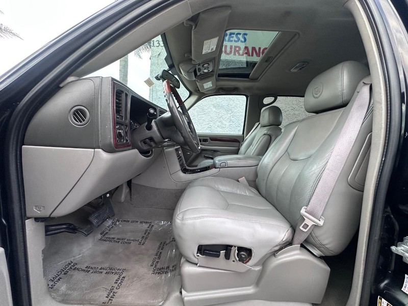 Cadillac Escalade EXT Vehicle Full-screen Gallery Image 16