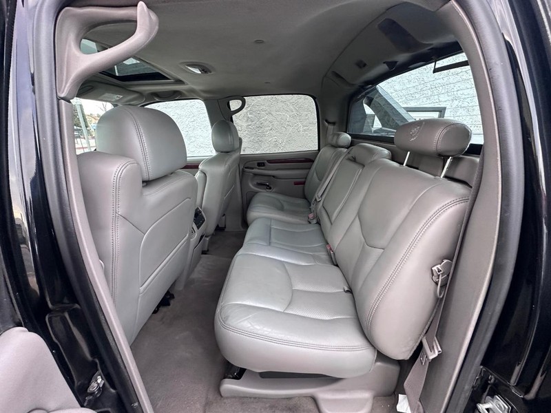 Cadillac Escalade EXT Vehicle Full-screen Gallery Image 17
