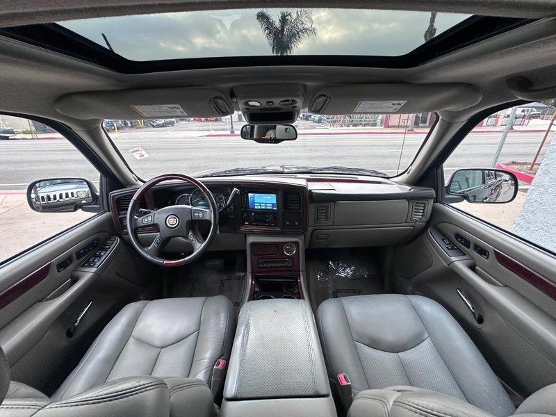 Cadillac Escalade EXT Vehicle Full-screen Gallery Image 18