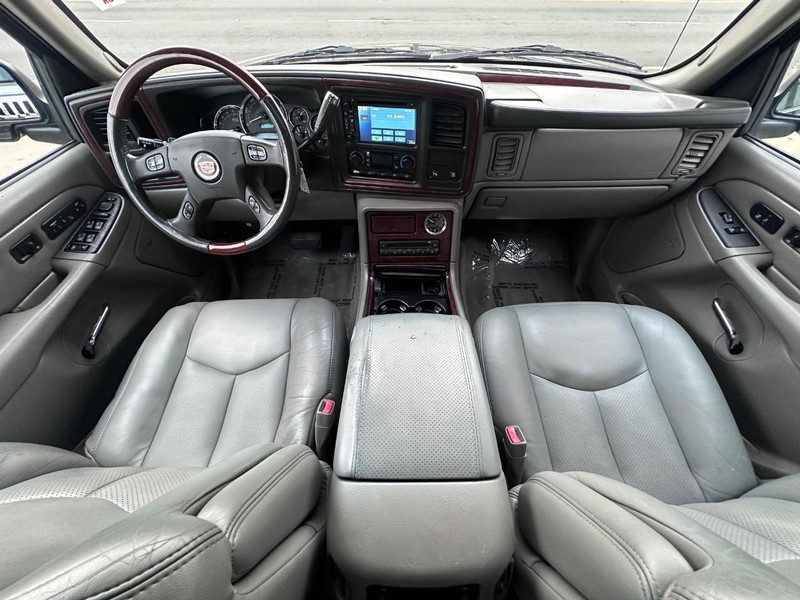 Cadillac Escalade EXT Vehicle Full-screen Gallery Image 19