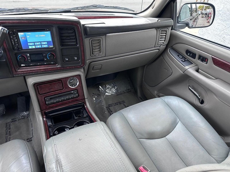 Cadillac Escalade EXT Vehicle Full-screen Gallery Image 21